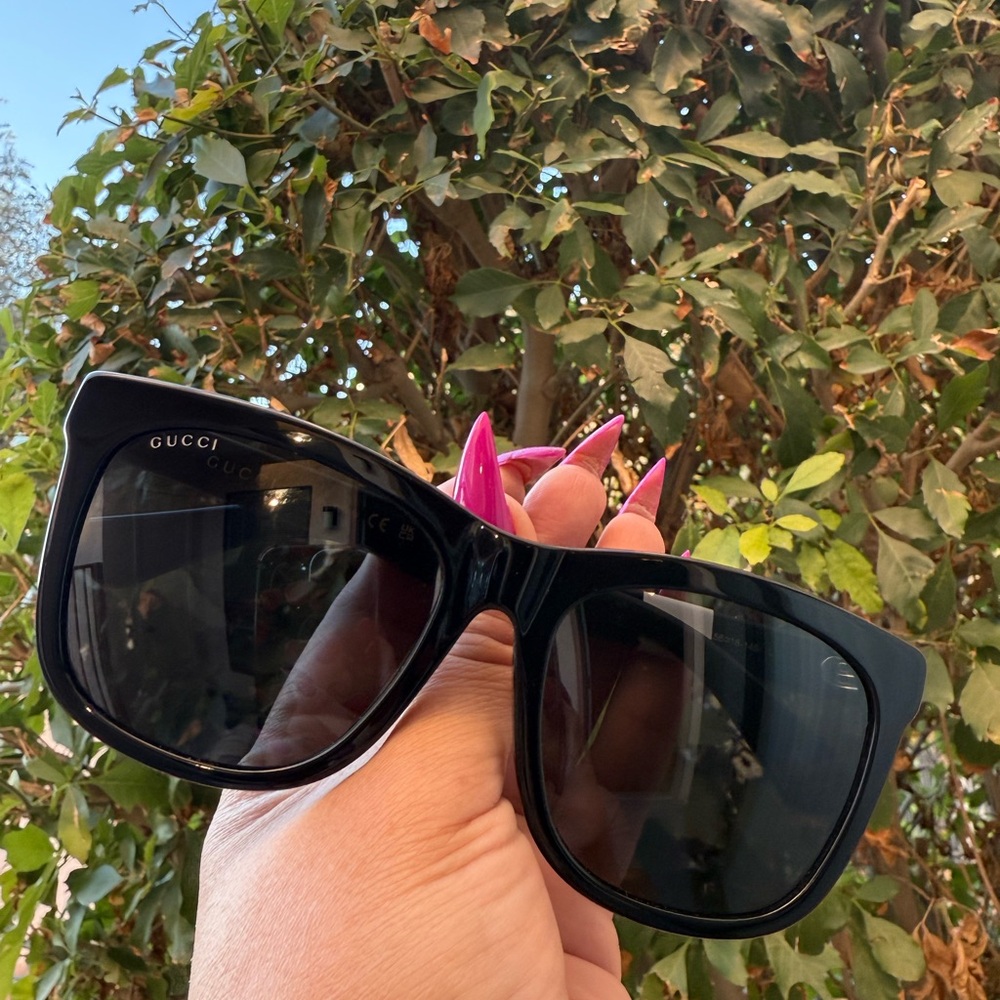 Gucci Glossy Black Women's Sunglasses 😎